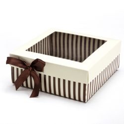 קופסה פסים חום לבן מרובעת עם מכסה לבן וסרט חום